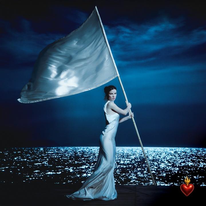 GIULIA BE apresenta EP em espanhol e lança videoclipe confessional de "bandera blanca"