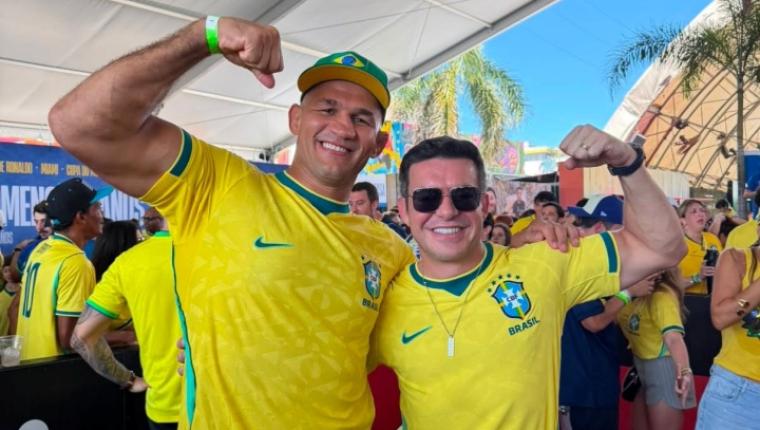 Belutti prestigia vitória do Brasil na Casa Rede Ronaldo ao lado da família