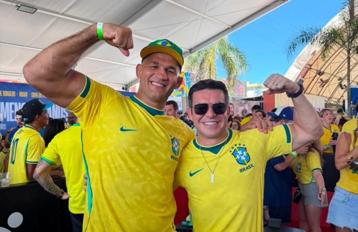 Belutti prestigia vitória do Brasil na Casa Rede Ronaldo ao lado da família