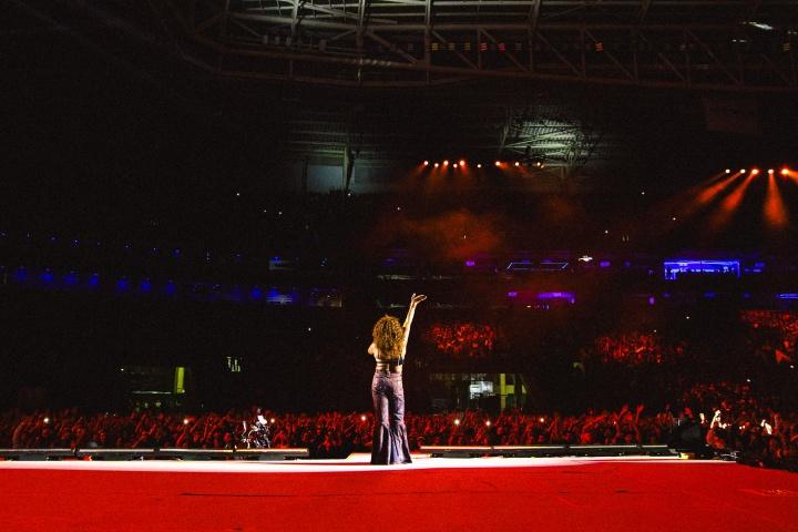 Liniker inicia turnê com show sold out para 48 mil pessoas em São Paulo