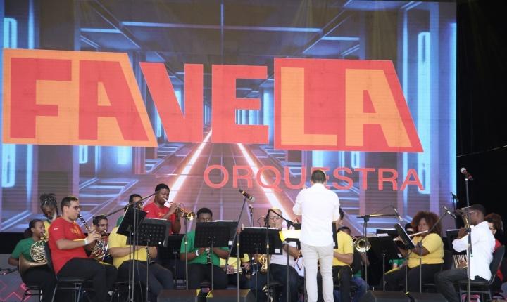 Favela Orquestra celebra Raul Seixas em concerto  no Teatro Nelson Rodrigues