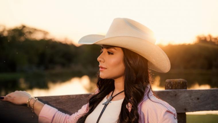 Às vésperas de Barretos, Fiorella aposta na estética agroneja em "Cowboy" e amplia seu repertório