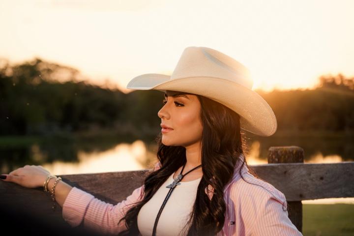 Às vésperas de Barretos, Fiorella aposta na estética agroneja em "Cowboy" e amplia seu repertório