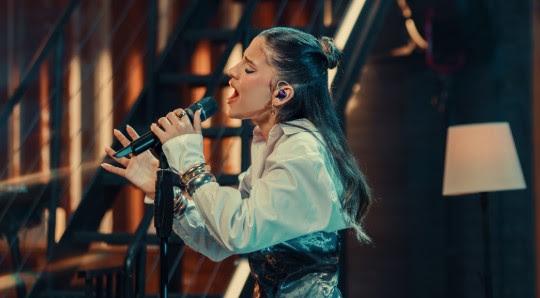 Lis Avancini lança “Deus Vê” e surpreende com técnica vocal popularizada por Mariah Carey