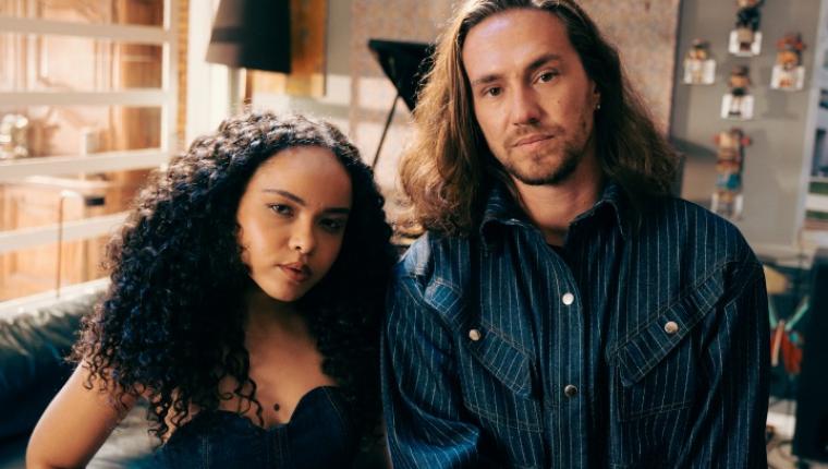 Vitor Kley e Joyce Alane no criativo clipe "Abalo Psicológico"