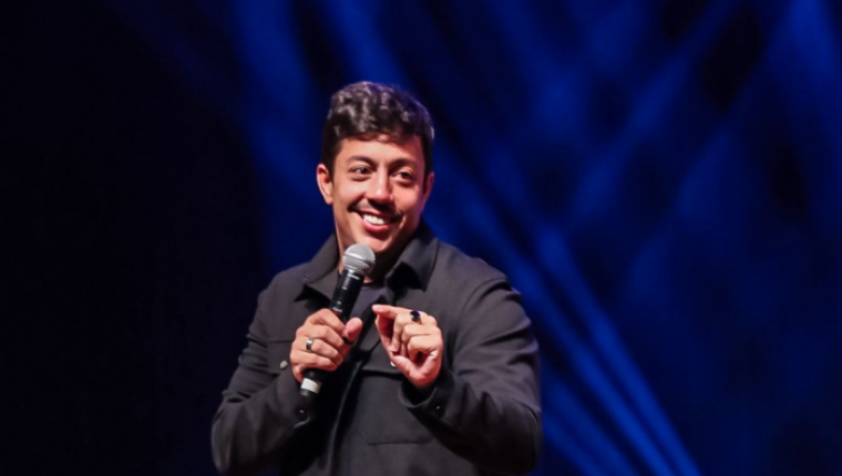 Fim de semana de risadas: Renato Albani apresenta “A Ignorância É Uma Dádiva” em cidades da capital e do interior de São Paulo