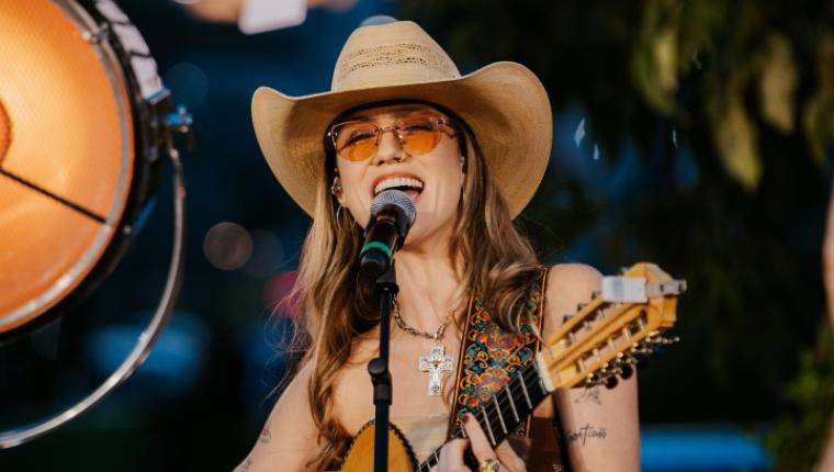 Bruna Viola une clássicos sertanejos e música inédita no lançamento de “Improvável 2”