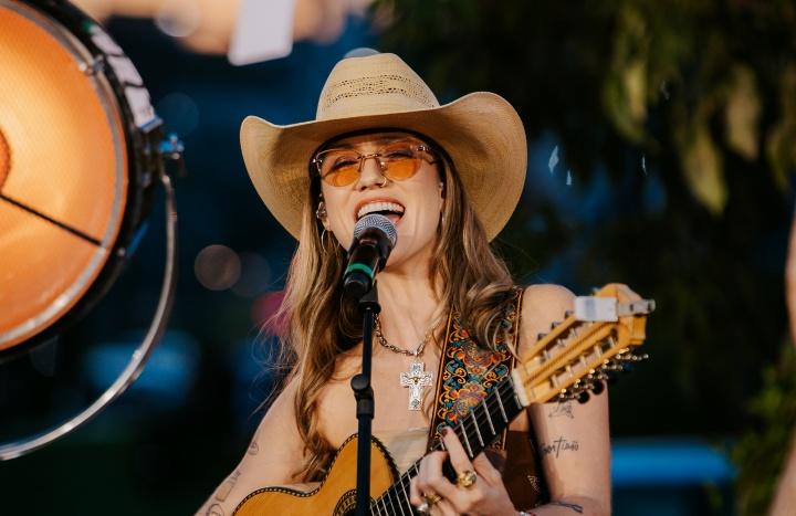 Bruna Viola une clássicos sertanejos e música inédita no lançamento de “Improvável 2”