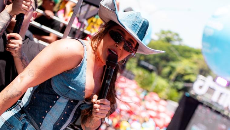 Lauana Prado comanda o bloco CarnaLau em São Paulo no dia 14 de fevereiro