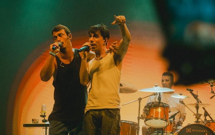 Di Ferrero leva a turnê "SE7E" para o Rock in Rio e recebe cantor Danilo Cutrim no palco
