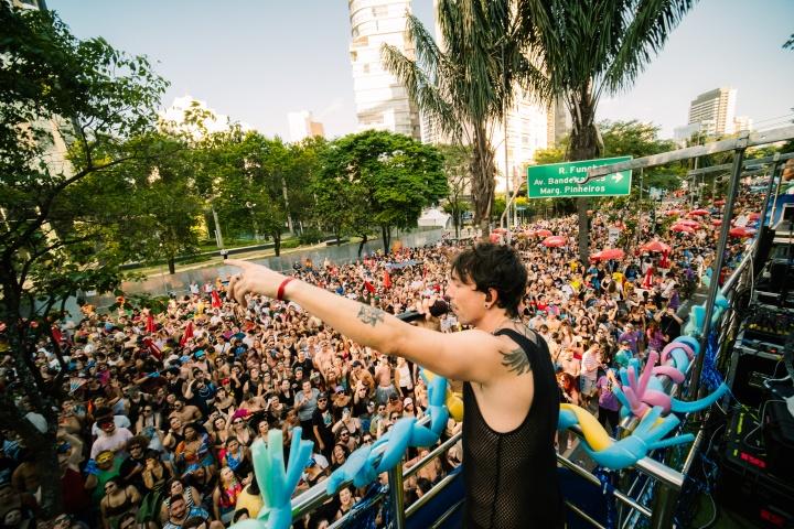 Di Ferrero coloca o trio "Se Fui Triste, Não Me Lembro" na rua, pelo segundo ano consecutivo, no Carnaval de São Paulo