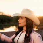 Às vésperas de Barretos, Fiorella aposta na estética agroneja em "Cowboy" e amplia seu repertório