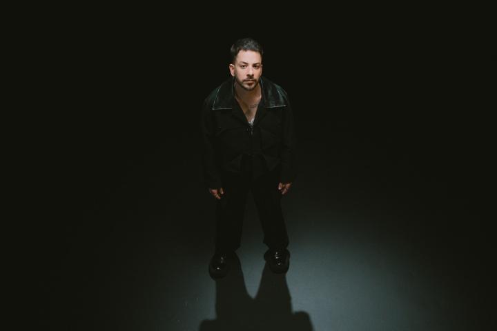 Junior abre novo ciclo com "Labirinto", primeiro single de uma série que desembocará em EP homônimo