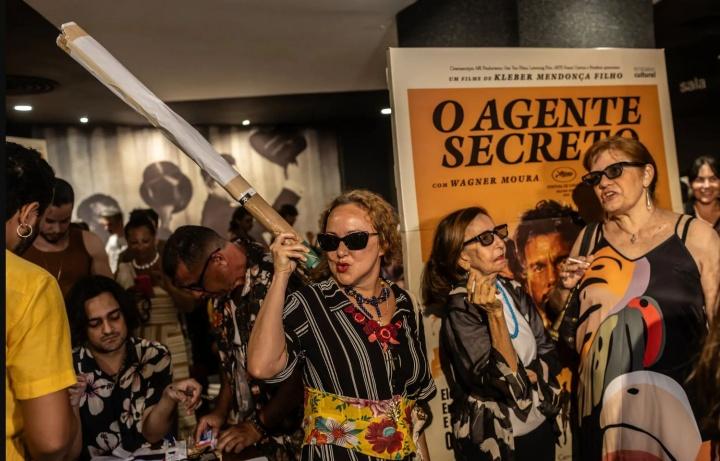 Entre o carnaval e o cinema: Homenagem de atriz brasileira ao filme “O Agente Secreto” vira destaque no New York Times