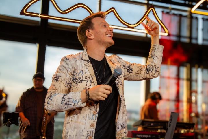 Michel Teló lança novo álbum "Sertanejinho do Teló 2" com show especial em Barretos