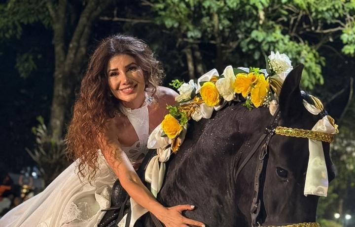 Paula Fernandes emociona arena de Barretos ao interpretar “Ave Maria” e celebra retorno à Festa do Peão