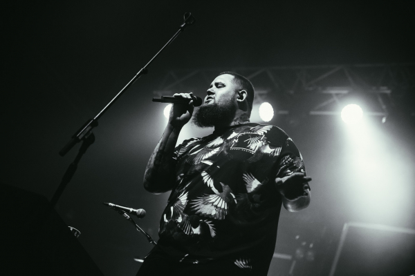 Cantor britânico explica hit, trilha de 'Pega pega': 'É uma visão sobre como você não precisa reclamar tanto'. Ao G1, ele fala sobre inspirações e diz que presidente dos EUA é 'egoman