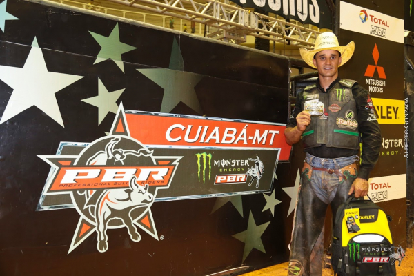 Fernando Henrique Novais conquista o título da primeira etapa de montaria em touros indoor do país