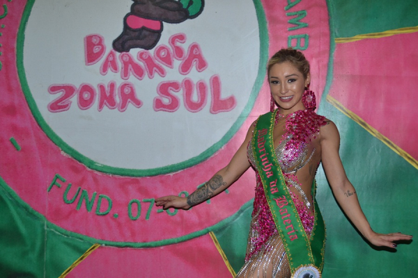 Fiama Amorim é coroada madrinha de bateria da Barroca Zona Sul.