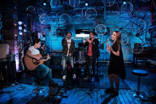 Vitor & Vitória lançam “Santos ou Guarujá” com participação de Bruninho & Davi.