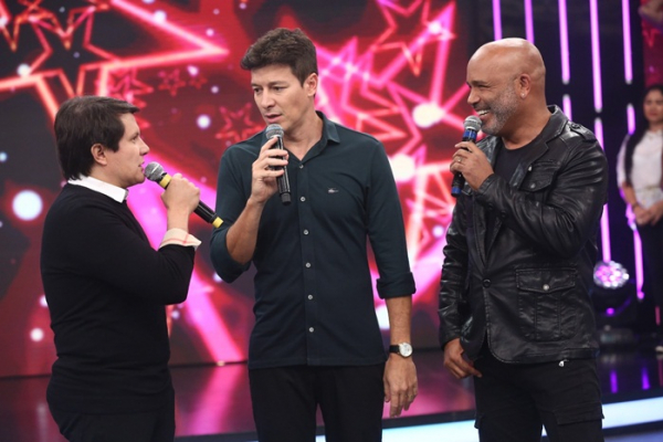 O Apresentador Rodrigo Faro faz Rick e Giovani se emocionarem no "Pronto Pra Fama"