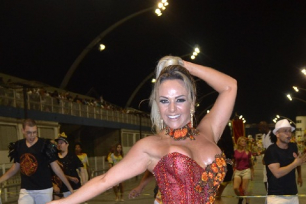 Musa da Escola Tom Maior, Francine Carvalho é ovacionada pela torcida.