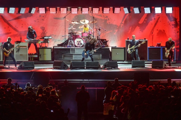 Foo Fighters e Queens of the Stone Age se apresentam em São Paulo.