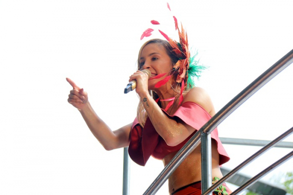 Claudia Leitte arrasta multidão em sua estreia nos bloquinhos de São Paulo.