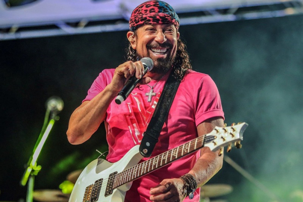 Bell Marques apresenta seus grandes sucessos no Expo Barra Funda.