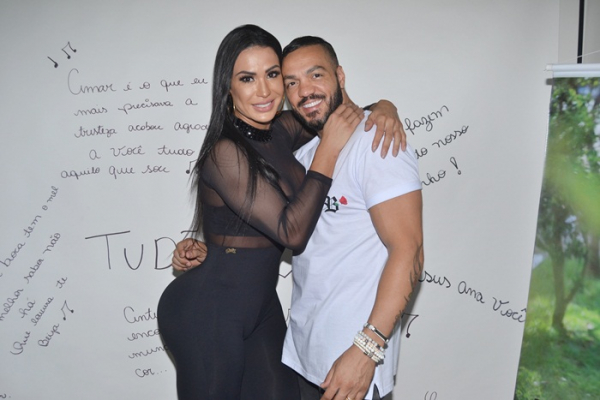 Gracyanne Barbosa e Belo se beijam durante evento em São Paulo.
