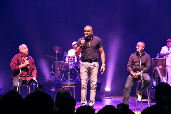 Os sambistas Almirzinho, Dudu Nobre e Sombrinha agitam noite paulistana