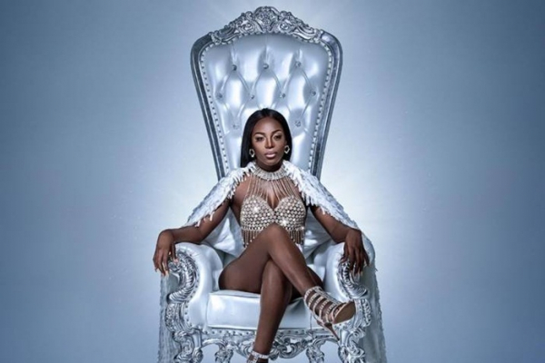 Prepare-se para ‘procurar o brinco’, Cantora trans angolana se apresenta no Rio