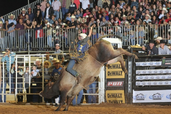 Americana confirma uma etapa da Professional Bull Riders e do Iron cowboy