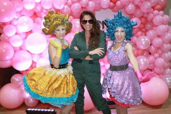 Adriane Galisteu aparece morena em Evento de Conferência Nacional de Blogs