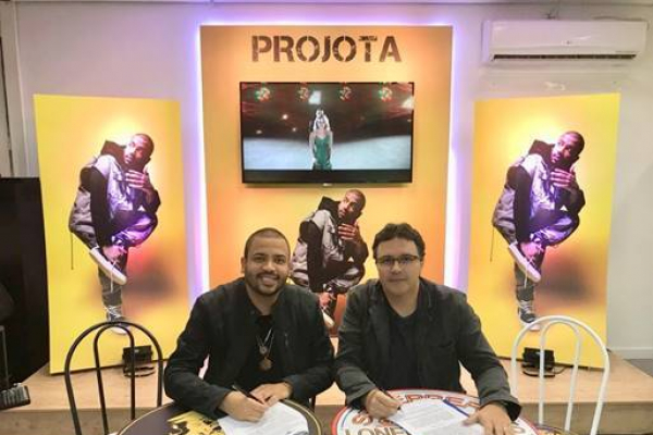 Projota renova contrato com a Universal Music e ganha homenagem