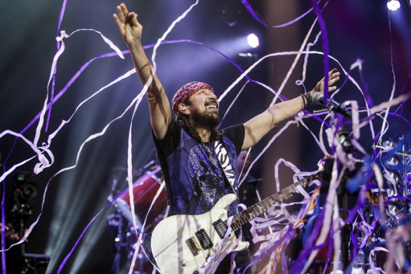 Bell Marques faz grande show no Espaço das Américas