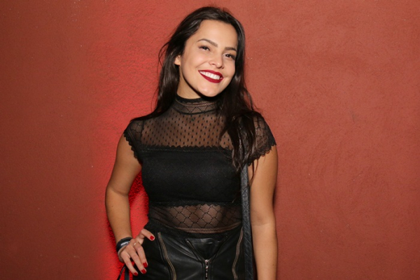 Ex BBB Emilly Araújo prestigia show sertanejo em São Paulo