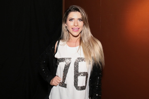 Ana Paula Minerato esbanja sorrisão e carisma em show da dupla Zé Neto e Cristiano em São Paulo