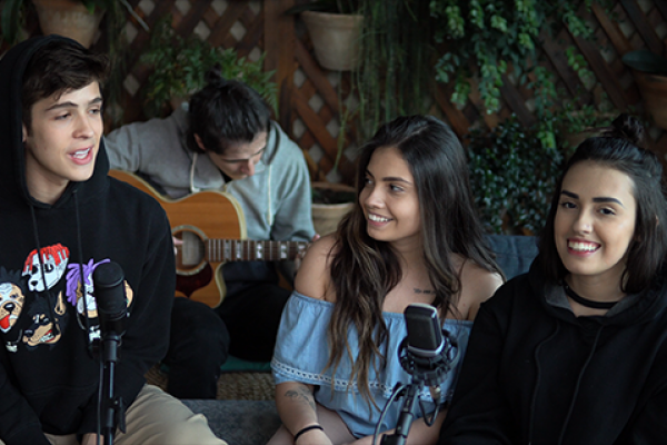 João Guilherme grava vídeo com Carol e Vitoria finalistas do Premio Multishow 2018