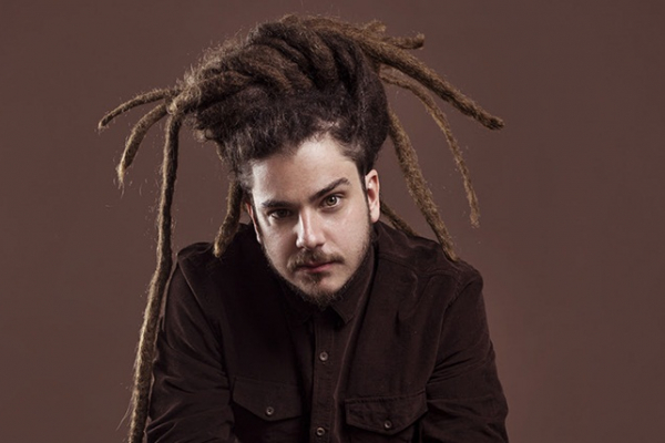 Adonai, vocalista do Cidade Verde Sounds, anuncia projeto solo com produção de Daniel Ganjaman