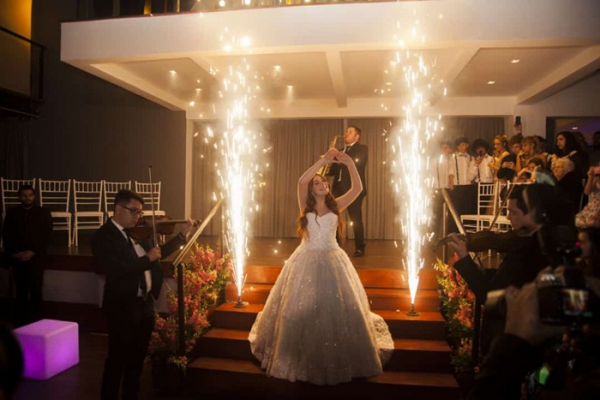 Atriz Giulia Garcia de Chiquititas festeja 15 anos, rodeada de colegas do elenco da novela