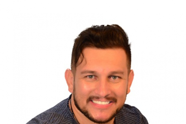 Edu Strada, dono do hit "Perfume de Mulher", é a nova aposta do sertanejo