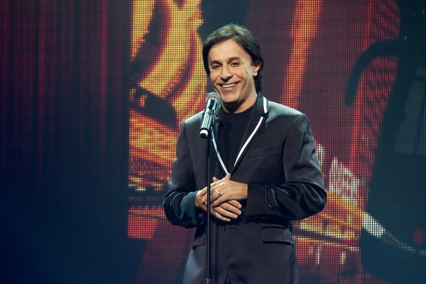 Tom Cavalcante volta ao palco do Teatro Bradesco SP com “STOMDUP”