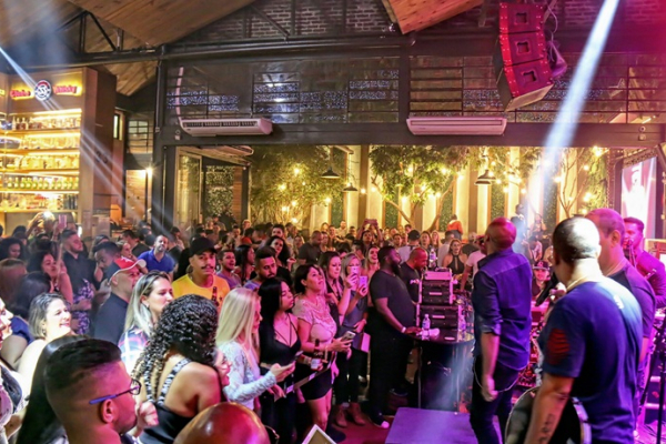 Amigos do Pagode 90 agitou o novo projeto da Adega 33 em Guarulhos
