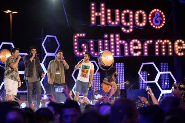 Hugo e Guilherme gravam DVD com a “benção” dos padrinhos Henrique e Juliano