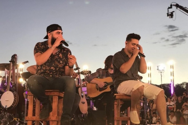 “Cidade Vizinha” – liberado mais um vídeo do novo DVD de Henrique e Juliano, MENOS É MAIS