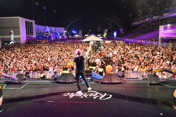 Festival de música em prol da Luta Contra a AIDS reúne 15 mil pessoas em São Paulo