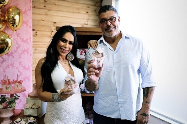 Fabi Frota e Alexandre Frota são pura felicidade em chá de bebê da herdeira Bella