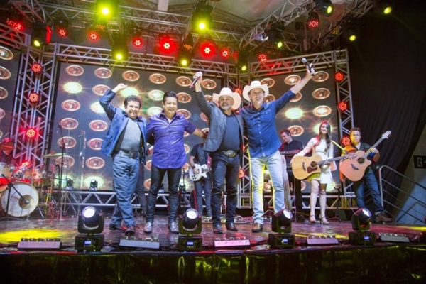 Duani e Dinei reatam a parceria no show de réveillon deste ano, em Passos, onde tudo começou