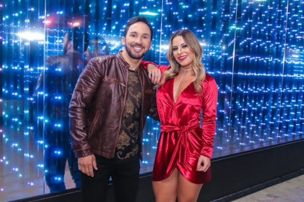 Ex Panicat Arícia Silva grava clipe com Rob Nunes e engata carreira de cantora